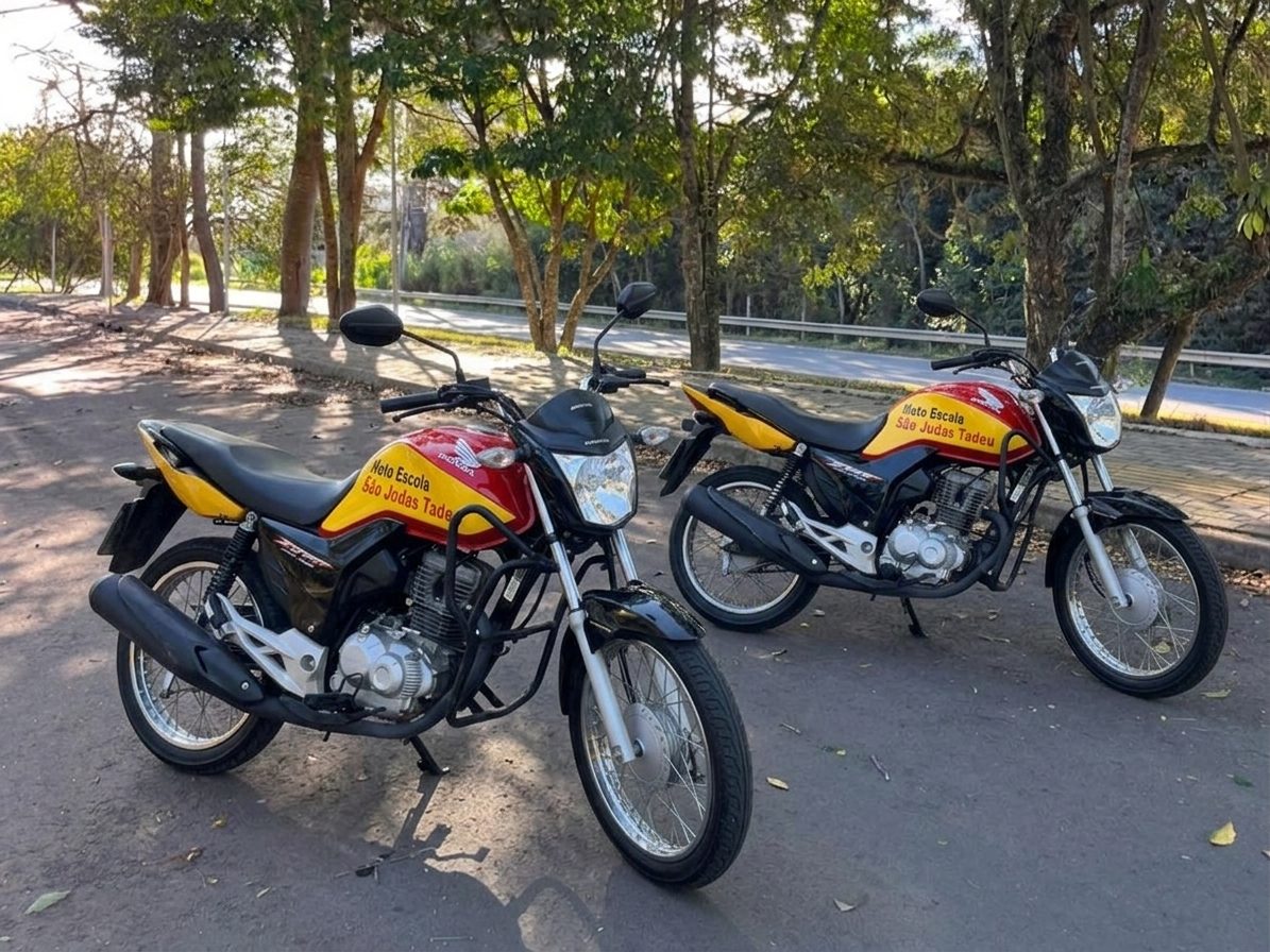 Duas motos da Moto Escola São Judas Tadeu usadas nas aulas da categoria A